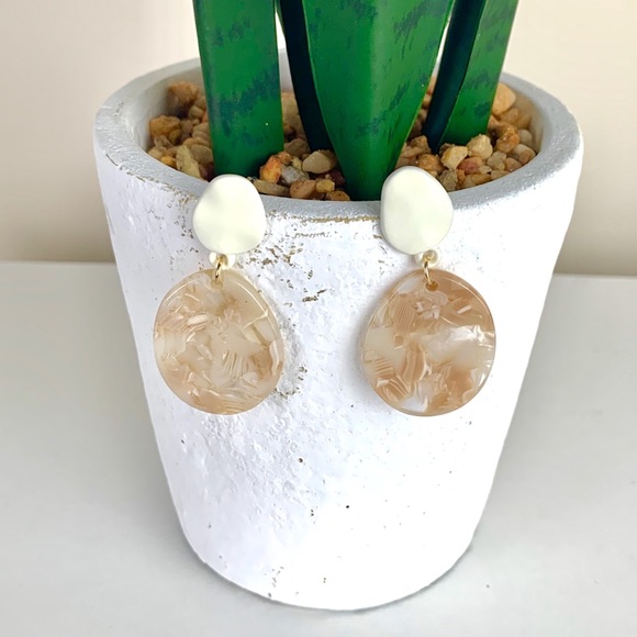 Jewelry - 🌺Ivory and Beige Earrings